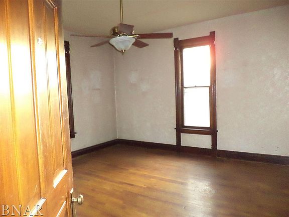 3rd image of 815 W Oakland Ave