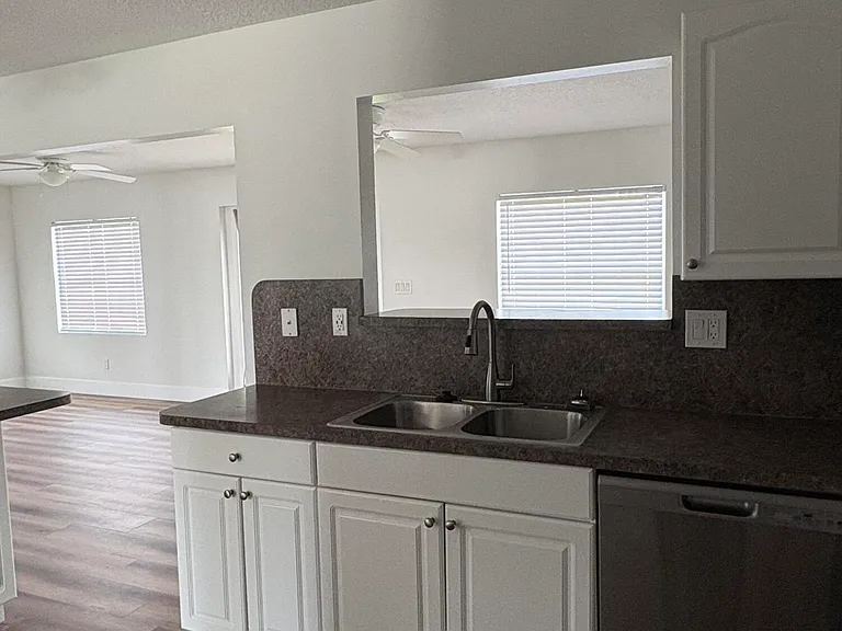 285 NE Floresta Dr — Photo 11