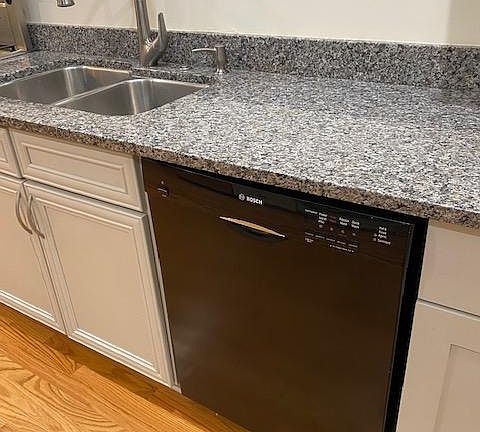 4th image of 5763 N Richmond St #1