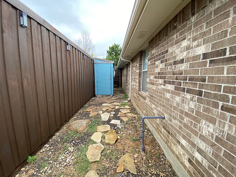 1011 Michelson Ln — Photo 17