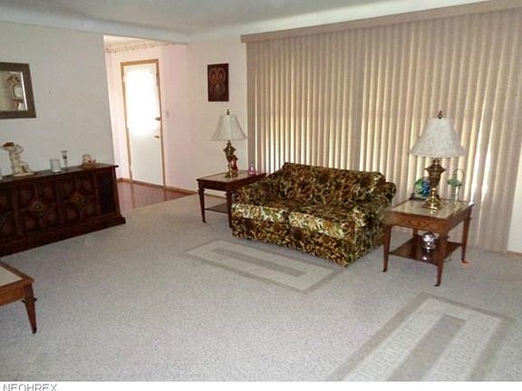 *LOVELY LIVING ROOM WITH NEUTRAL DECOR*