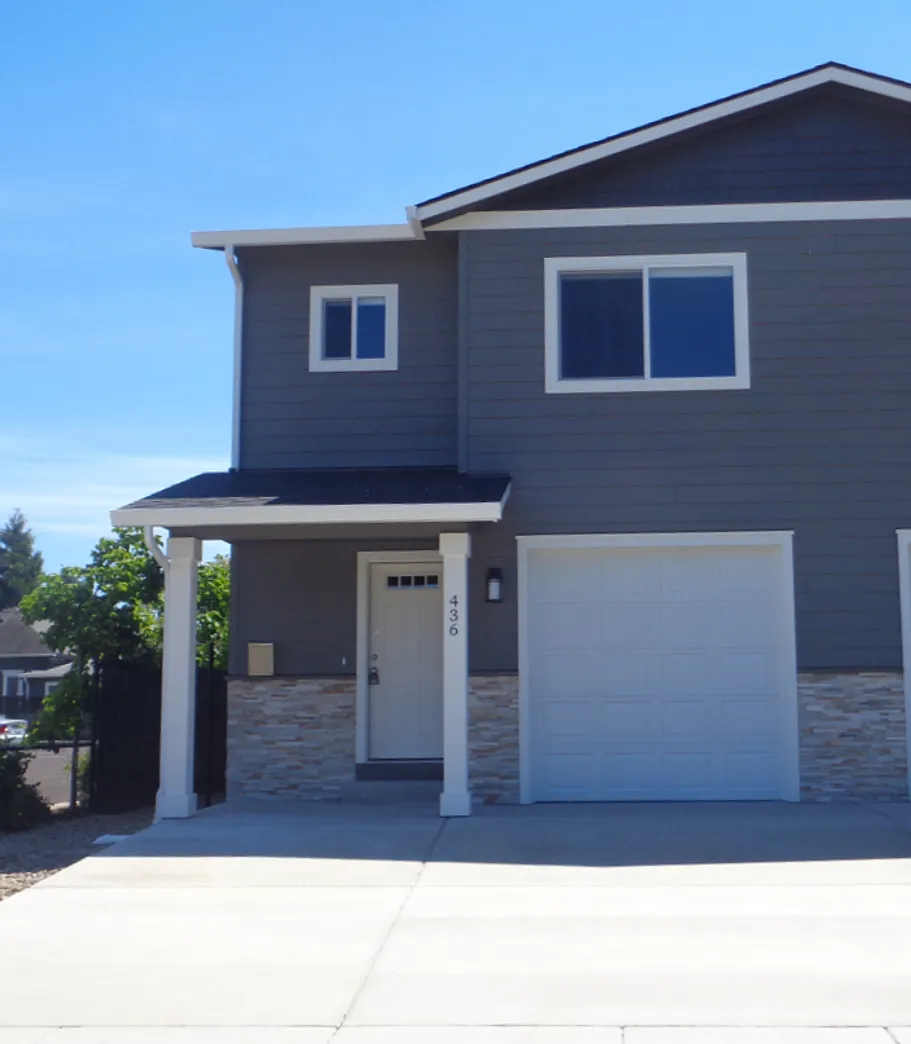 3 Bedroom Duplex Close To Century Park! — Photo 1