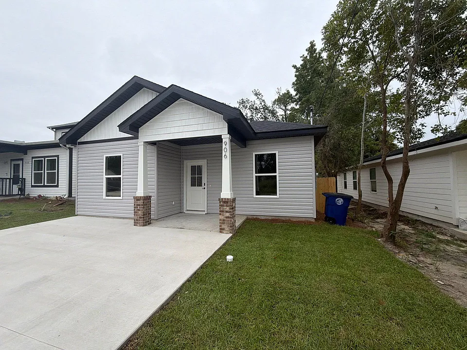 906 E 9th Ct #906
