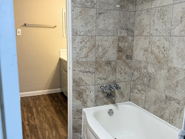 Las Velas at Hillcroft Apts. — Photo 24