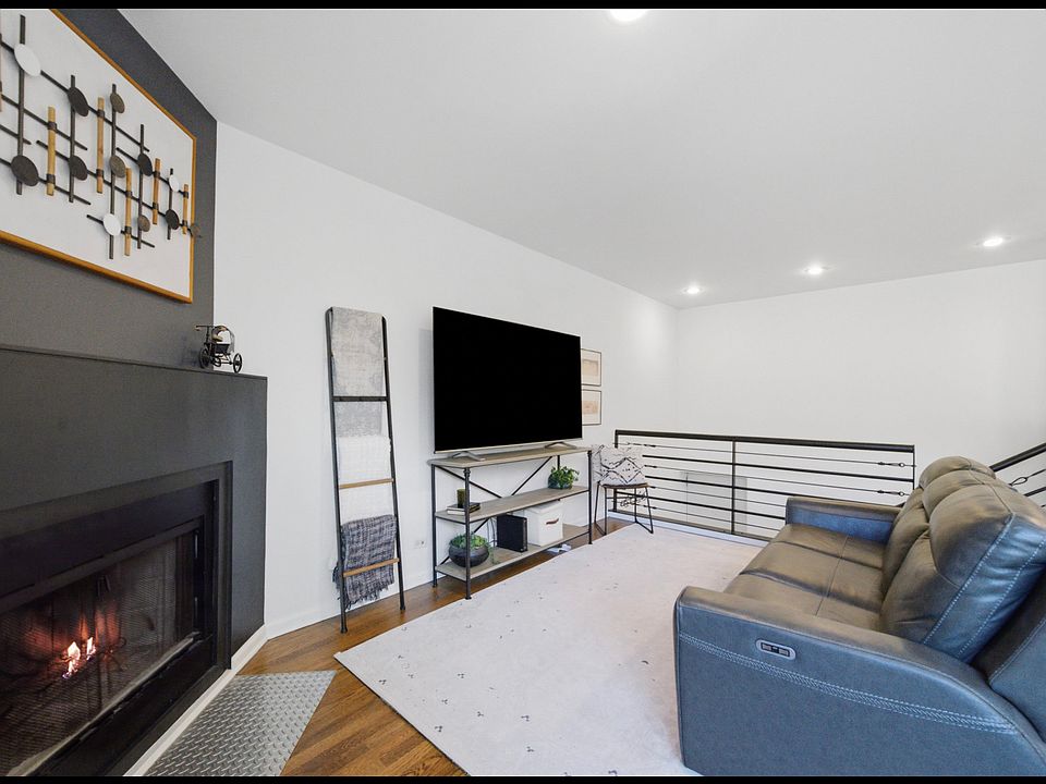 1st image of 2343 N Greenview Ave #105
