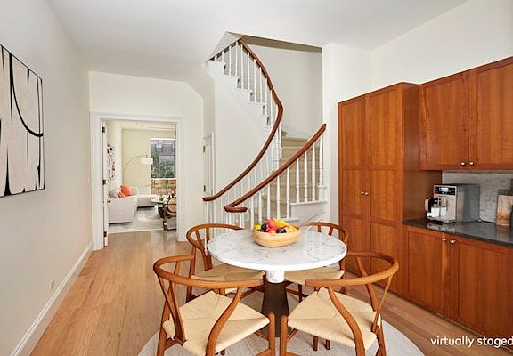 5th image of 210 E 78th St