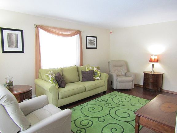 Living rm w/laminate floors