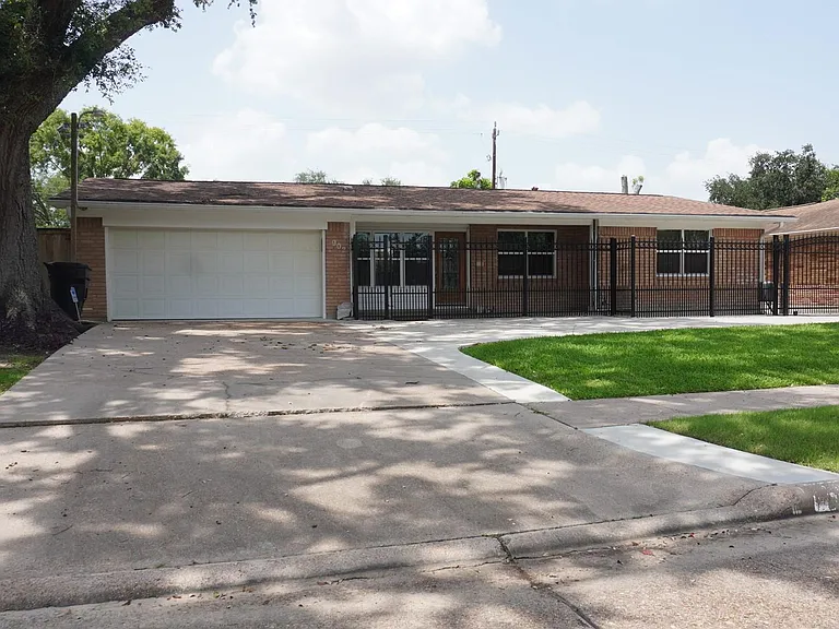 902 Hidden Valley Dr — Photo 3