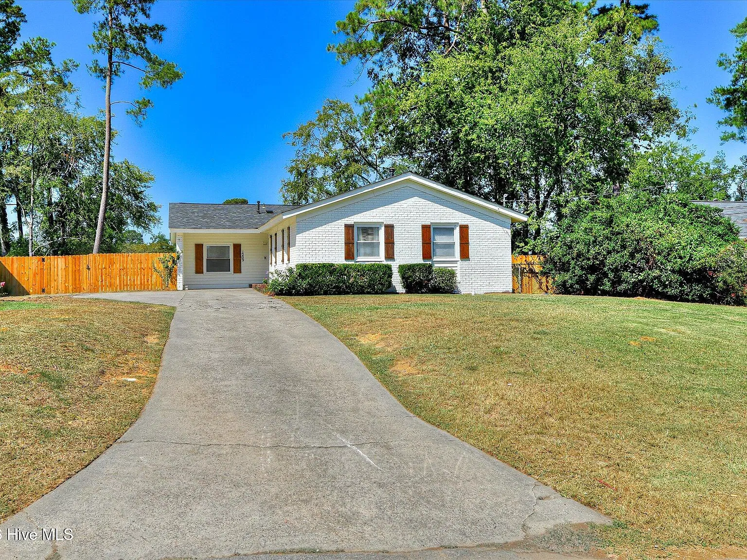4 bed, 2.0 bath, 1659 sqft, $2,400 — Photo 4