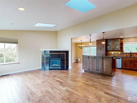 2nd image of 925 Olympia Drive