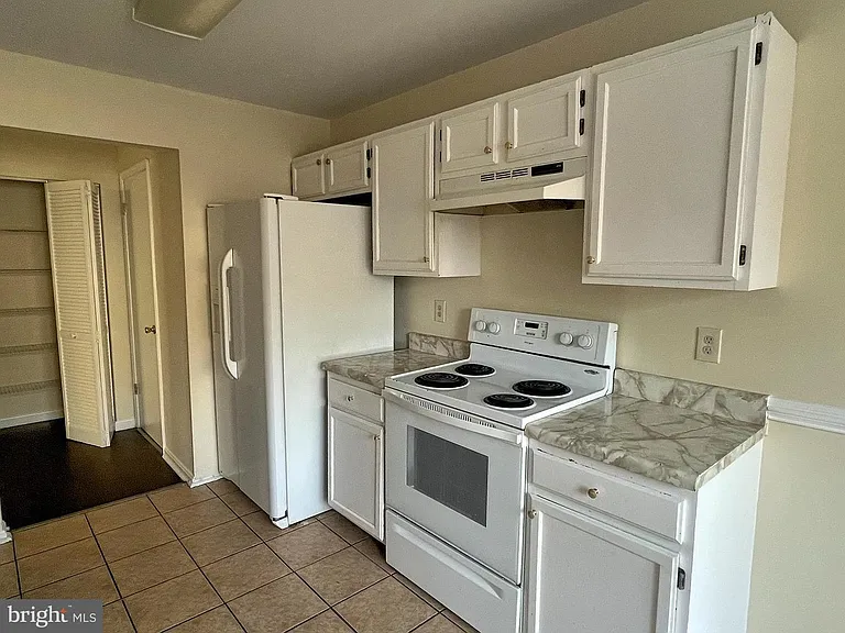 4100 Hunters Hill Cir — Photo 12