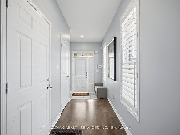 4th image of 56 Rimrock Cres