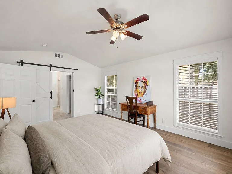 303 Lakeway Dr — Photo 17