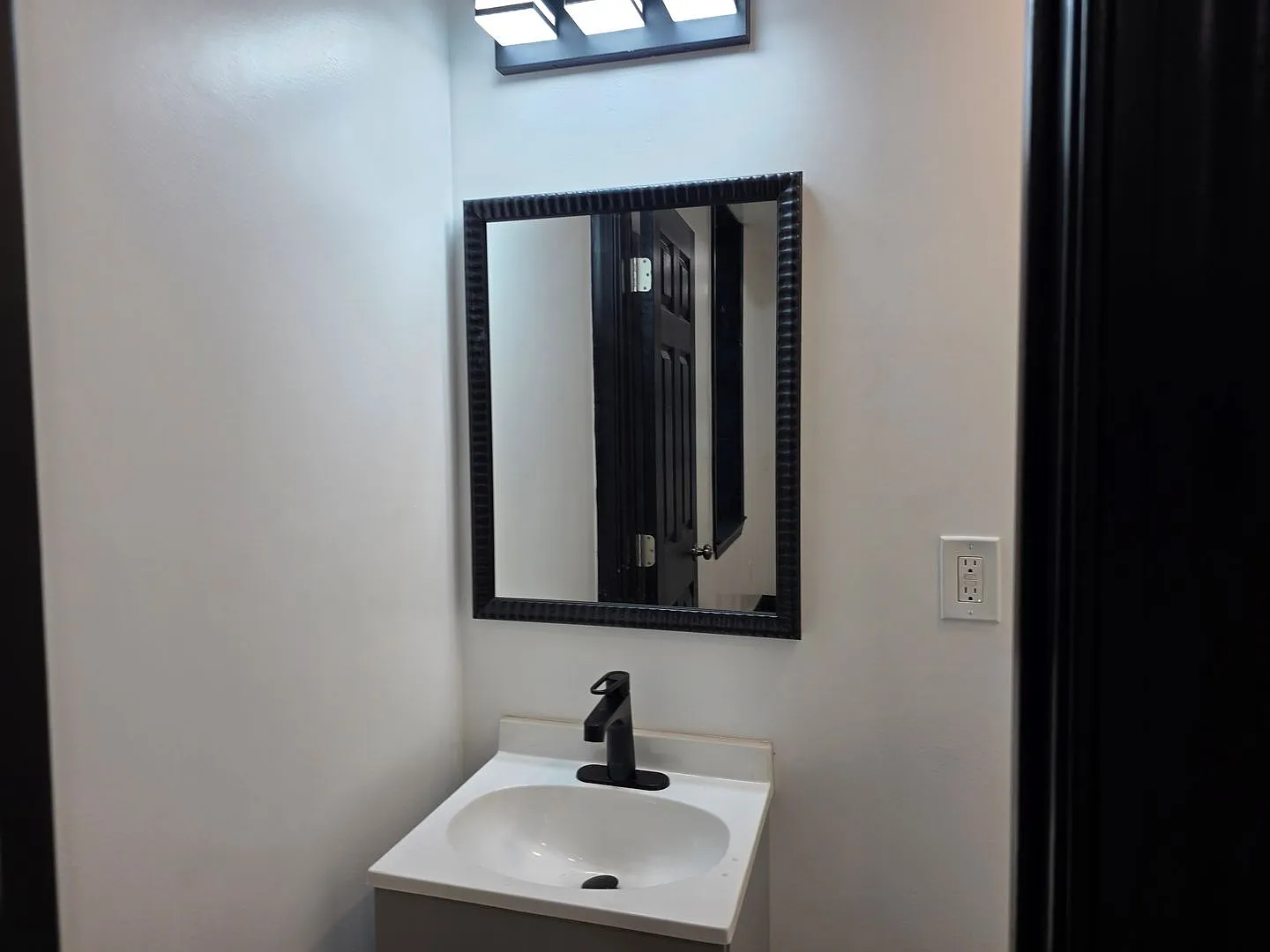 Fully Updated 4 bedroom 1.5 bath house for rent — Photo 4