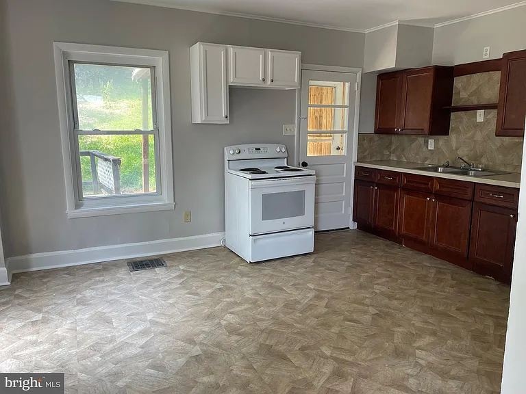 215 Chapel Ave — Photo 2