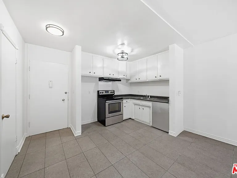 425 S Kenmore Ave #111 — Photo 3
