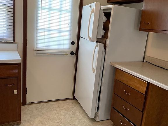 5th image of 404 W Plum St APT D
