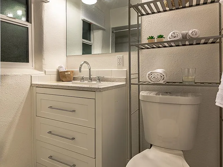 221 Girard Blvd SE #2 — Photo 8