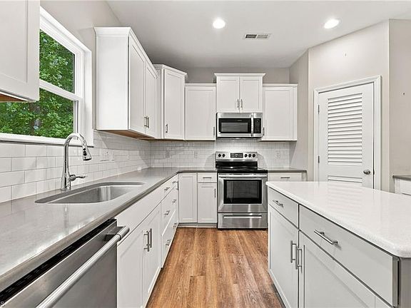 3rd image of 236 Colonnade Dr
