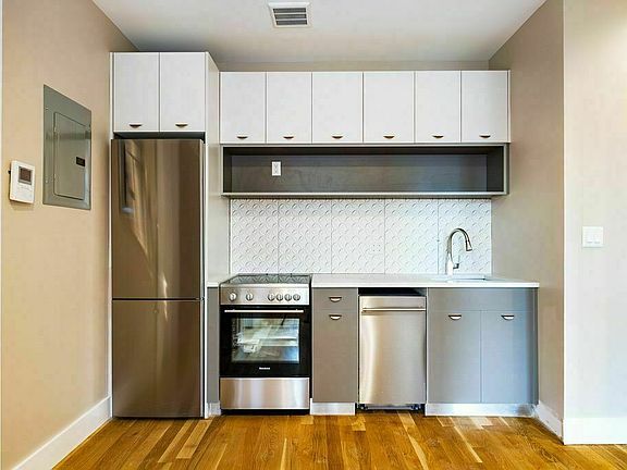 2nd image of 95 Clay St #10