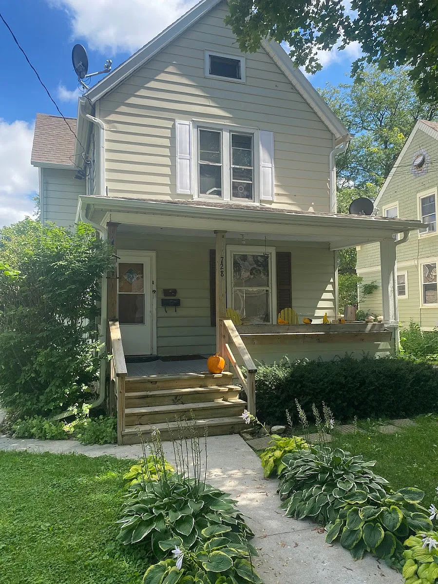 Photo 1 of 10 - 728 N Madison St #1 - Woodstock, IL Primary Photo - 728 N Madison St #1