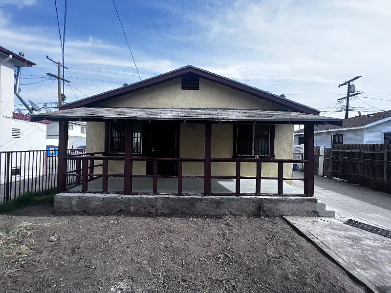 5850 1/2 Estrella Avenue Los Angeles, CA 90044 — Photo 1