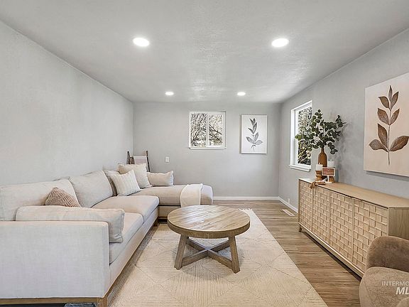 4th image of 1033 Nevada St