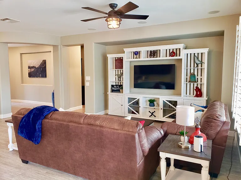 381 W Wisteria Pl — Photo 9