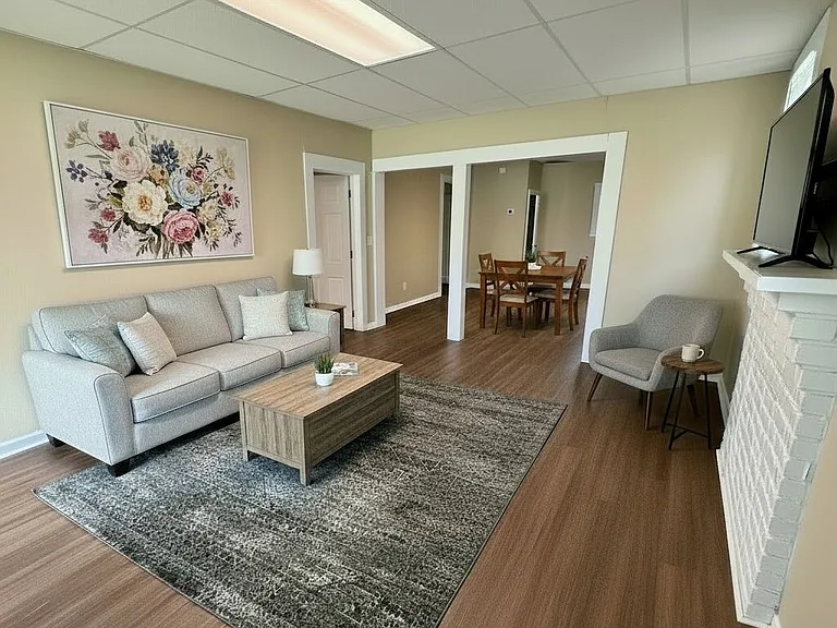 1008 Dunlap St — Photo 2