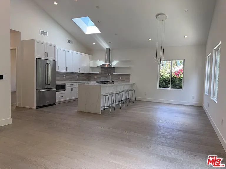 15122 Morrison St — Photo 26