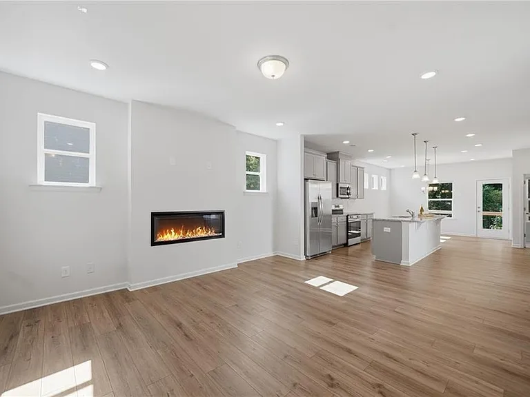 1670 Eagle Dr — Photo 4