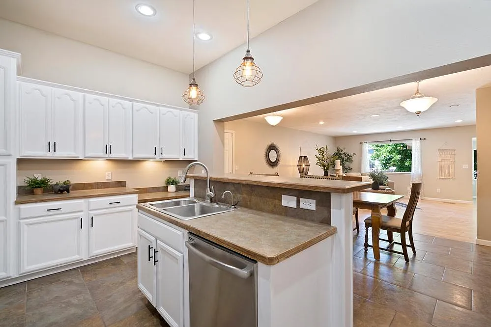 4 bed, 3817 sqft, $3,000 — Photo 2