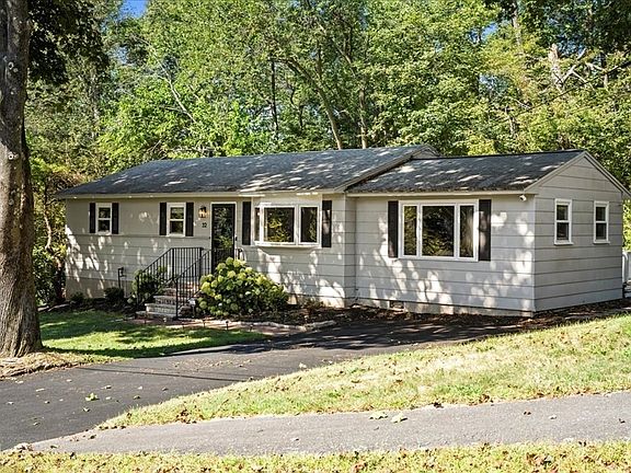 3rd image of 32 Stratton Dr