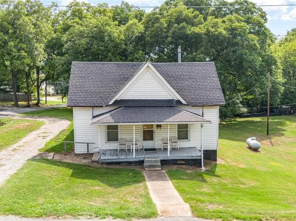 601 N 3rd Ave, Siler City, NC 27344