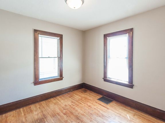 4th image of 1002 Lowry Ave N