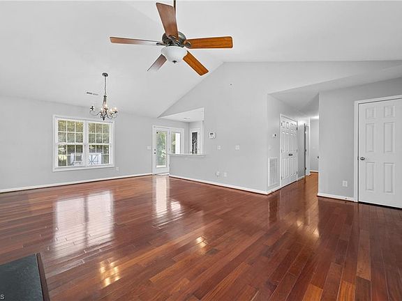 5th image of 823 Banner Oak Ct
