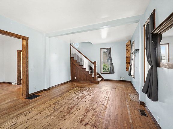 3rd image of 716 Webster St