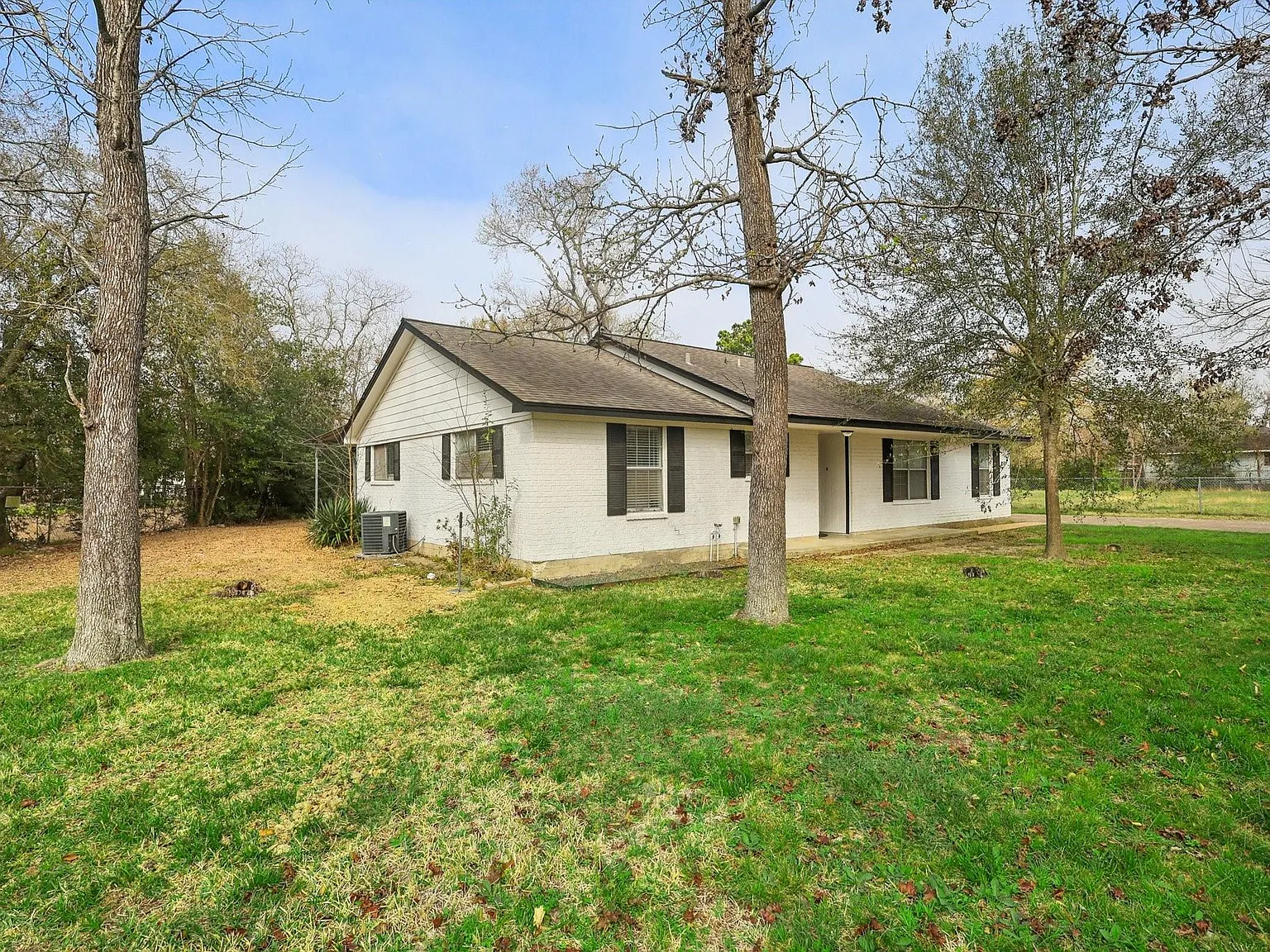 3 bed, 2.0 bath, 1690 sqft, $2,400 — Photo 4