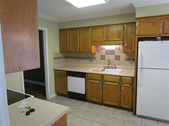 3rd image of 247 Woodcastle Dr
