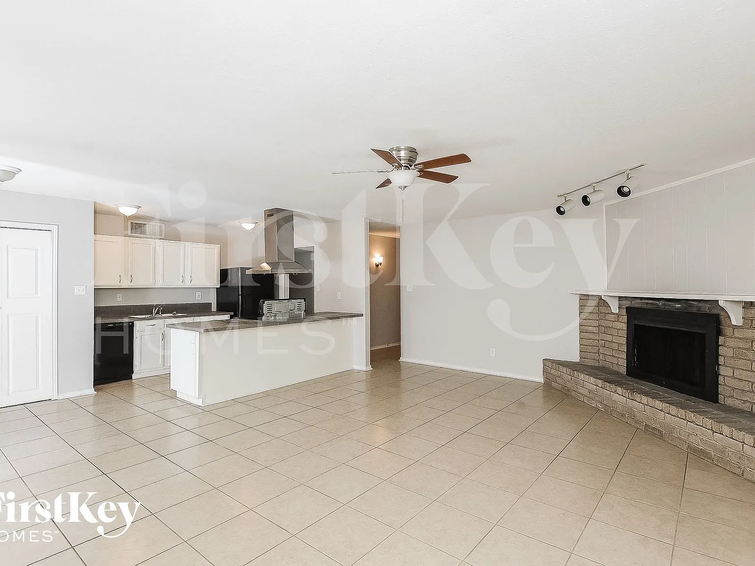 3 bed, 2.0 bath, 1398 sqft, $1,940 — Photo 3