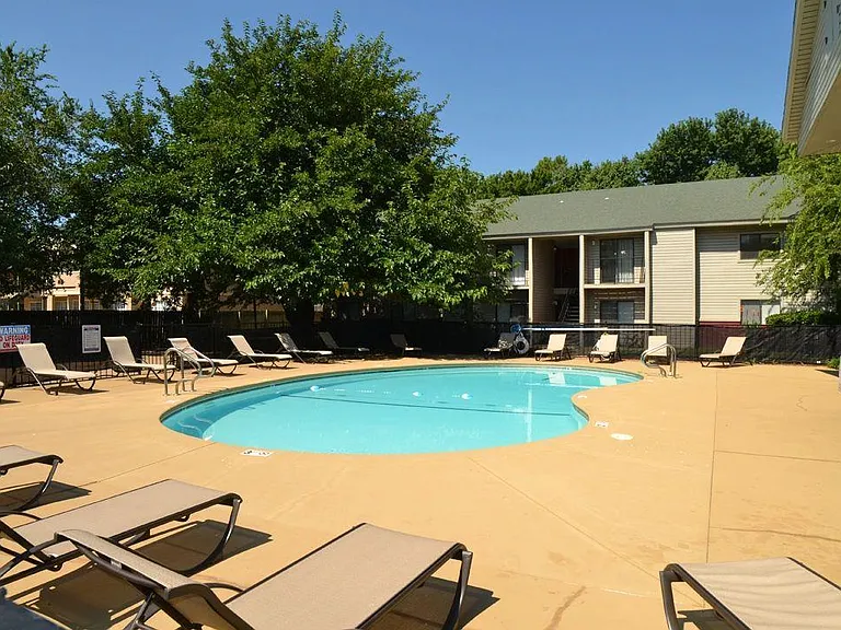 Brentwood Pointe — Photo 11