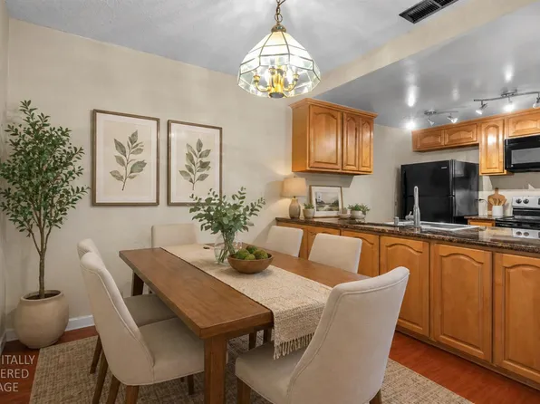 213 Roundtree Ct, Sacramento, CA 95831