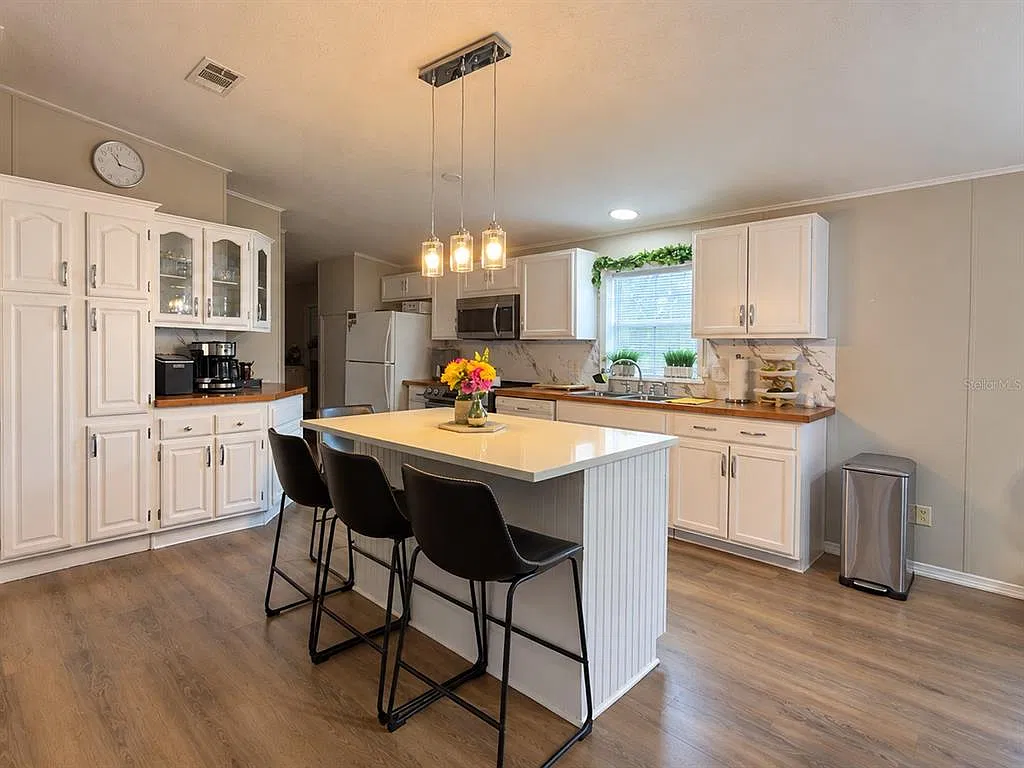 3 bed, 2.0 bath, 1431 sqft, $2,300 — Photo 2