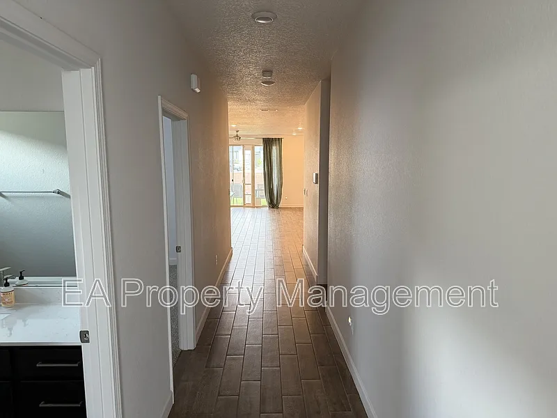 4 bed, 2.0 bath, 1697 sqft, $2,795 — Photo 3