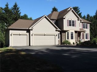 19 Ruddy Duck Ln, Greece, NY 14626