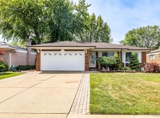 3026 Fox Hill Dr, Sterling Heights, MI