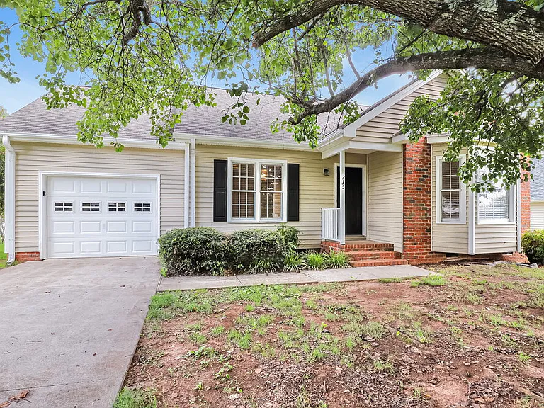 235 Lorraine Dr — Photo 1