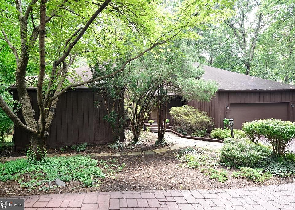 Driveway to the house