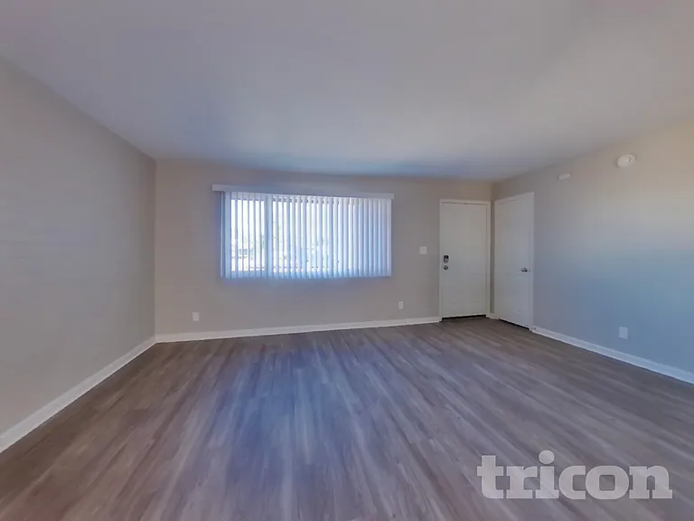 3721 W Seldon Ln — Photo 4