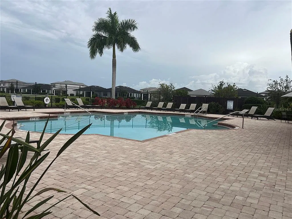 3 bed, 2.0 bath, 1955 sqft, $2,200 — Photo 2